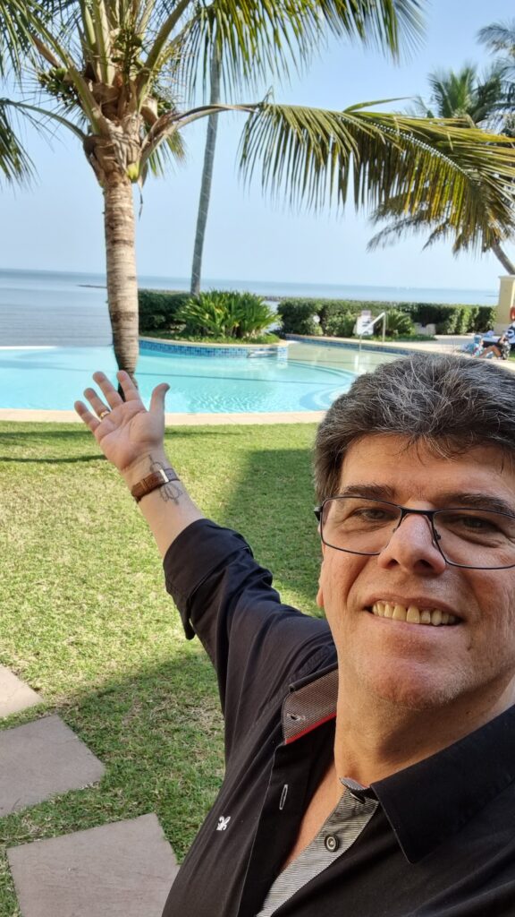 J.H. Martins Mostrando o oceano índico de Maputo/Moçambique