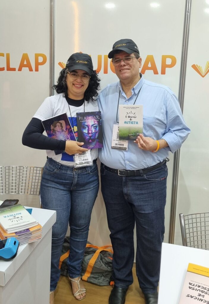 Os escritores Herica Peroba e J.H.Martins no stand da UICLAP na Bienal do Livro SP 2024