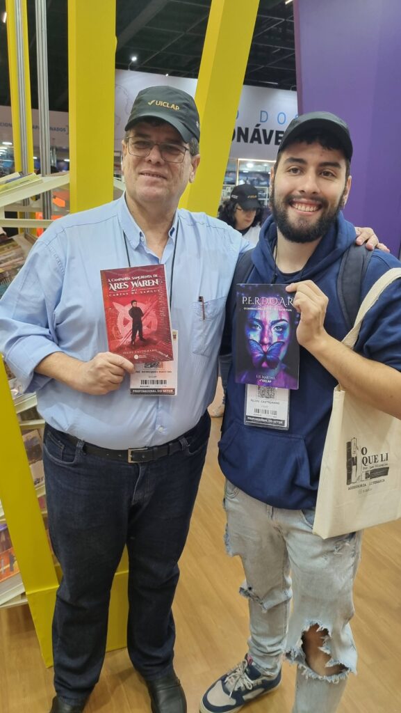 Os escritores J.H.Martins e Felipe Castelhano no Stand da UICLAP na Bienal do Livro de SP em 2024