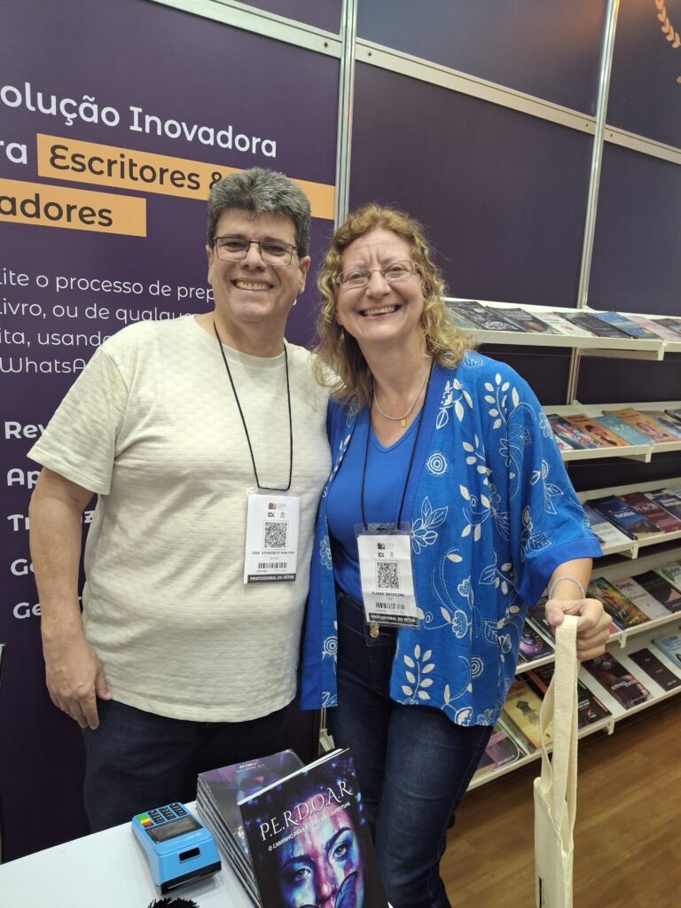 Os escritores J.H.Martins e Eliane Bacocina no stand da UICLAP na Bienal do Livro SP 2024