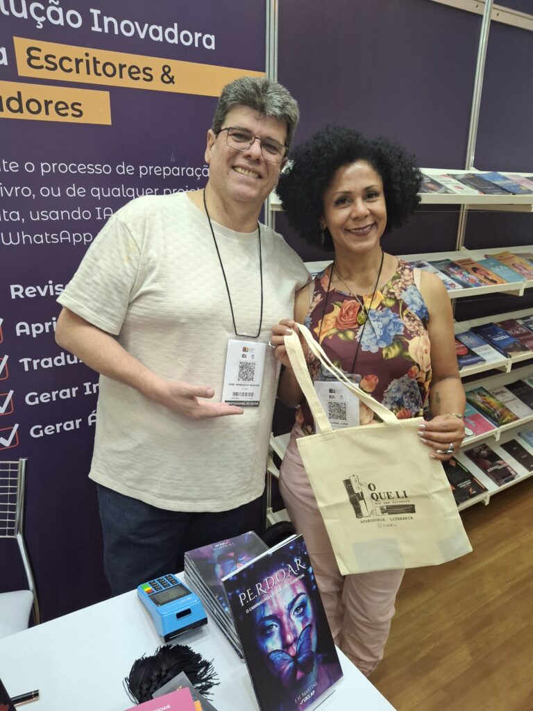 Os escritores J.H. Martins e Luciana Lima no stand da UICLAP na Bienal do Livro SP 2024
