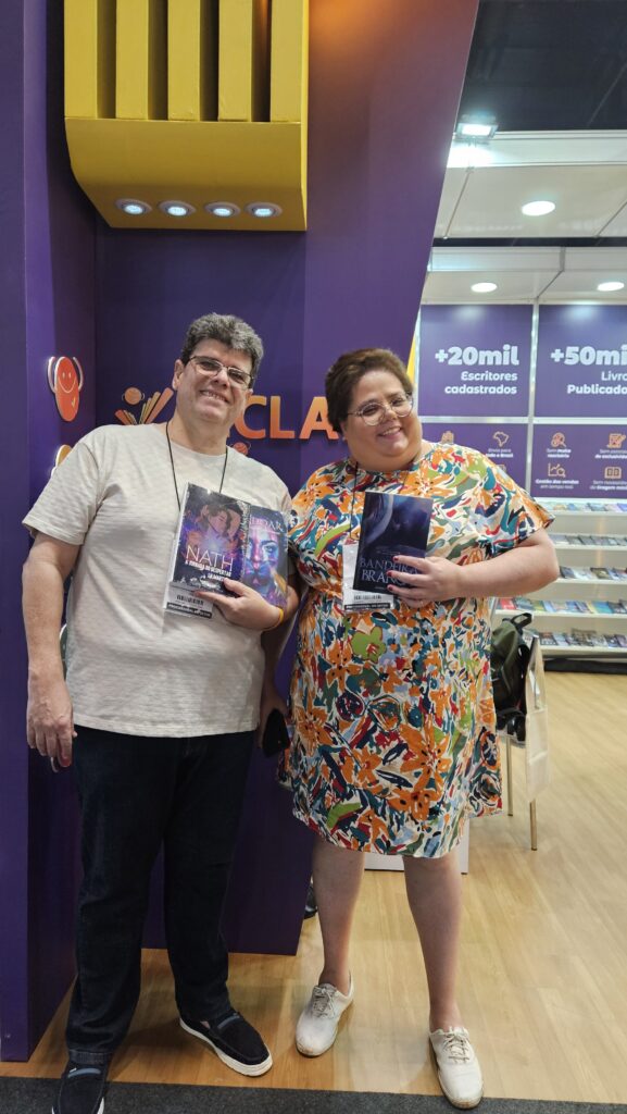 Os escritores J.H. Martins e Monique Machado no stand da editora UICLAP na Bienal do Livro de SP em 2024