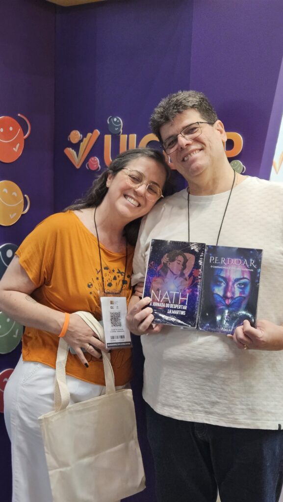 Os escritores Lee Oliveira e J.H.Martins no Stand da UICLAP na Bienal do Livro de SP em 2024