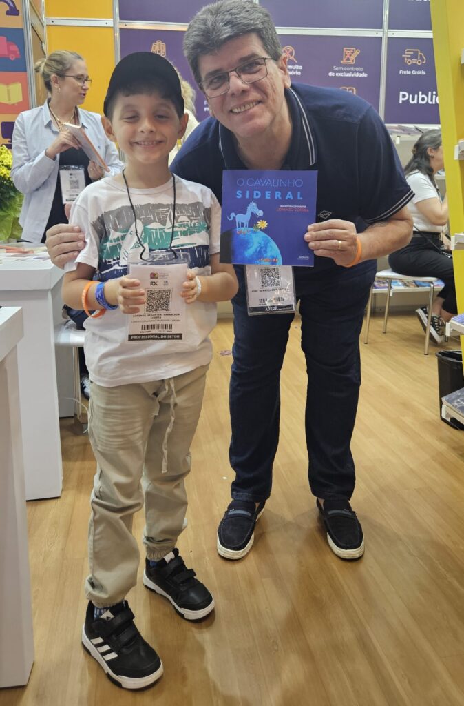 Os escritores Lorenzo Correa e J.H. Martins no stand da editora UICLAP na Bienal do Livro de SP em 2024
