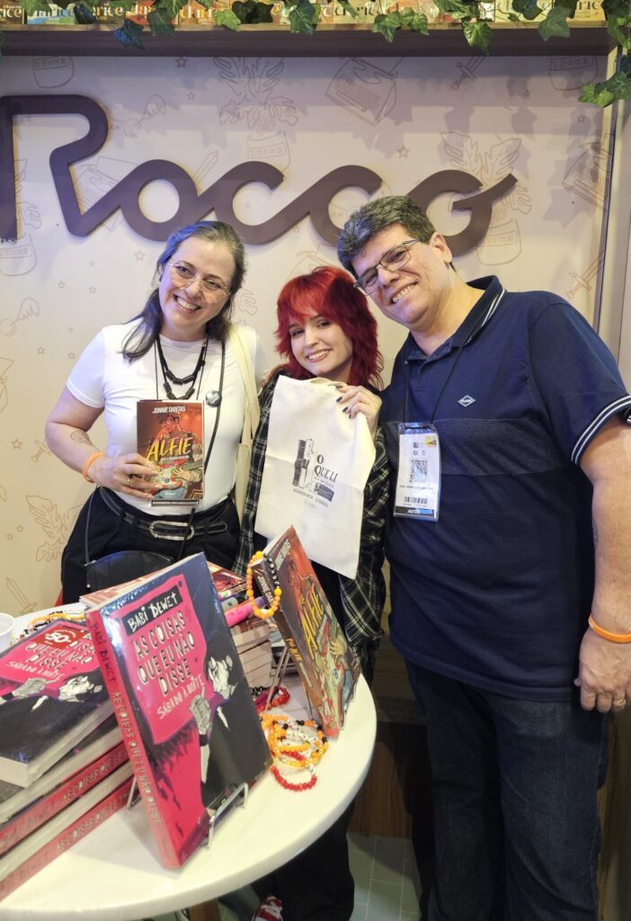 As escritoras Lee Oliveira e Jonnie Dantas com J.H.Martins no estande da Editora Rocco na Bienal do Livro de SP  2024