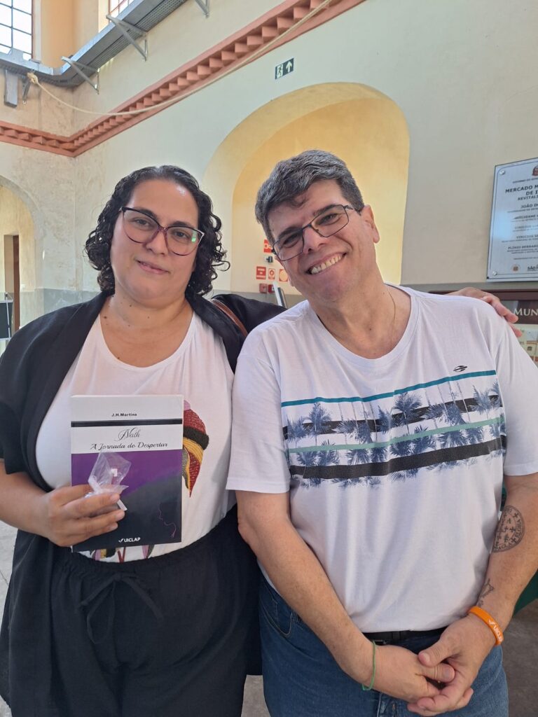 Os escritores Thaís Carolina e J.H.Martins na feira literária de Itu-SP em 2023