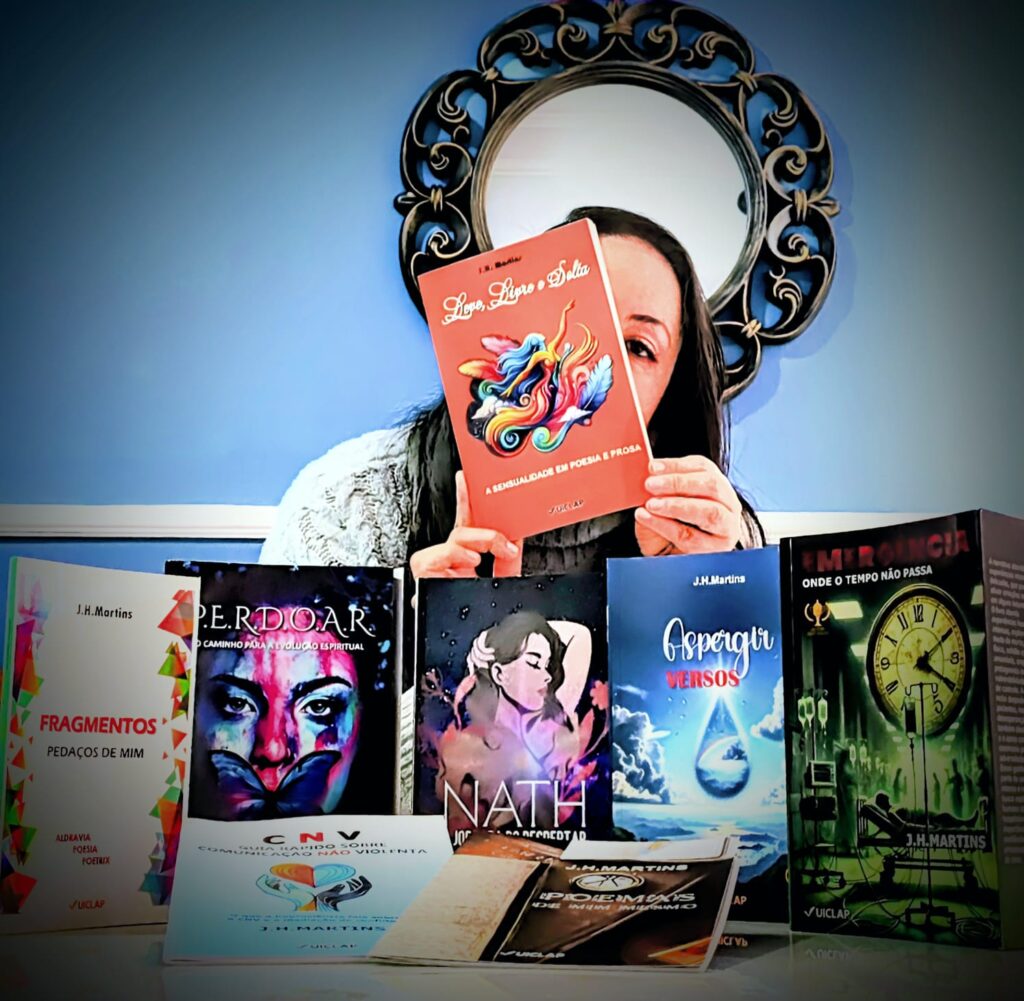 A escritora Nicky Dew escondida atrás dos livros do J.H. Martins. (ela nunca mostra o rosto.