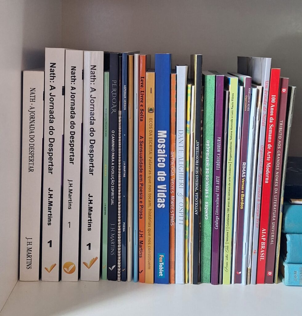 Prateleira com os livros do autor
